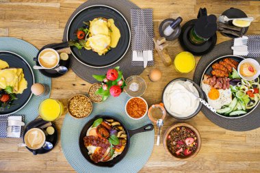 Restoranın masasında yüksek açılı brunch yemekleri.