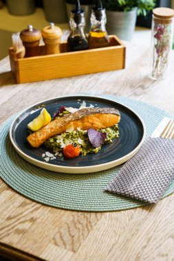 Limonlu kızarmış somon, kuşkonmaz, brokoli, soğan.