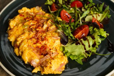 Salata ve domatesli omlet.