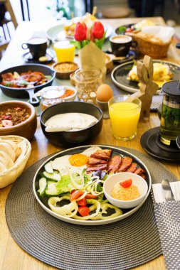 Pastırmalı kahvaltı, kızarmış yumurta, sosis ve salata.