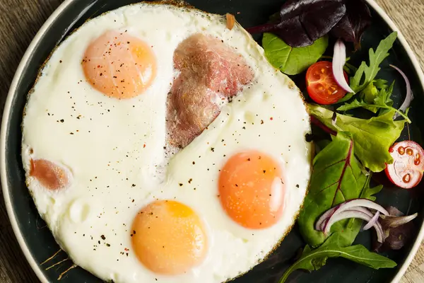 stock image Ham and eggs with vegetables