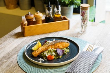 Limonlu kızarmış somon, kuşkonmaz, brokoli, soğan.