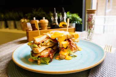 Yumurta ve peynirli kulüp sandviçi