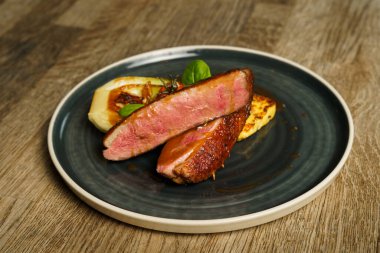 Lahana ve domatesli ızgara ördek göğsü fileto.