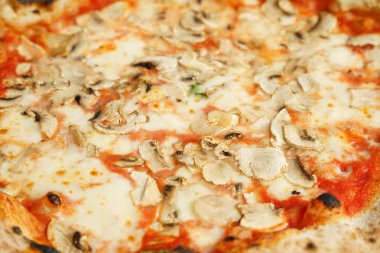 Mantarlı, peynirli ve domates soslu orijinal İtalyan pizzası.