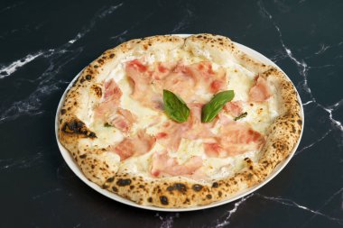 Peynirli ve jambonlu orijinal İtalyan pizzası.