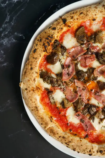 Domates soslu ve jambonlu orijinal İtalyan pizzası.