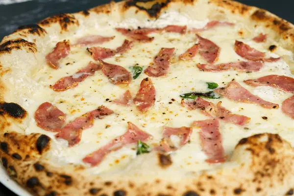 Peynirli ve jambonlu orijinal İtalyan pizzası.