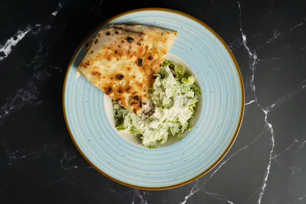 Kızarmış tavuklu Sezar salatası, domates, parmesan peyniri, domates ve kızarmış Focaccia.