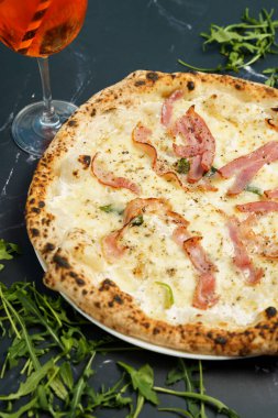 Peynirli ve jambonlu İtalyan pizzasının yüksek açılı görüntüsü