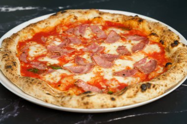 Jambonlu, domates soslu ve peynirli orijinal İtalyan pizzası.
