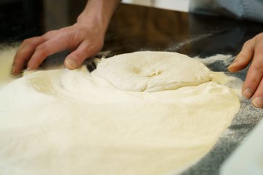 Pizza yapıyorum, ellerimi kapıyorum pizza hamurunu yoğuruyorum.