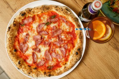 Restoranda jambonlu, domates soslu ve peynirli orijinal İtalyan pizzası.