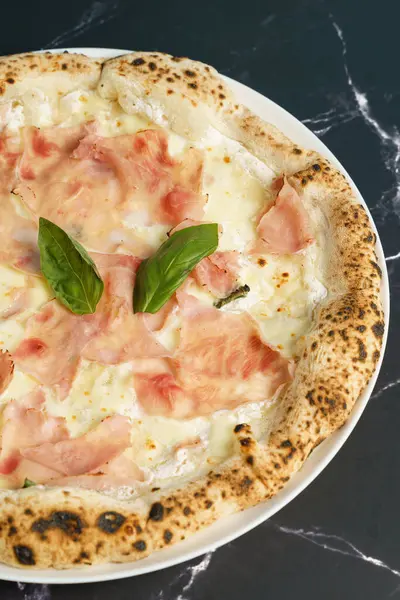 Peynirli ve jambonlu orijinal İtalyan pizzası.