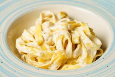 Geleneksel İtalyan spagetti kaktüsü ve yanında kremalı Pecorino Romano peyniri ve taze karabiber soslu al dente makarna.