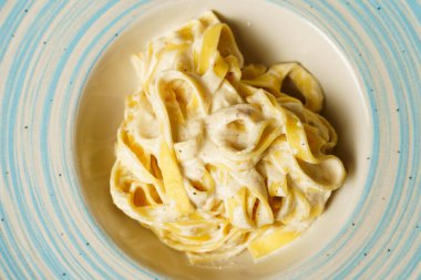 Geleneksel İtalyan spagetti kaktüsü ve yanında kremalı Pecorino Romano peyniri ve taze karabiber soslu al dente makarna.