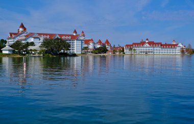 Grand Floridian Oteli, Disney World Resort bir göle yansıdı.