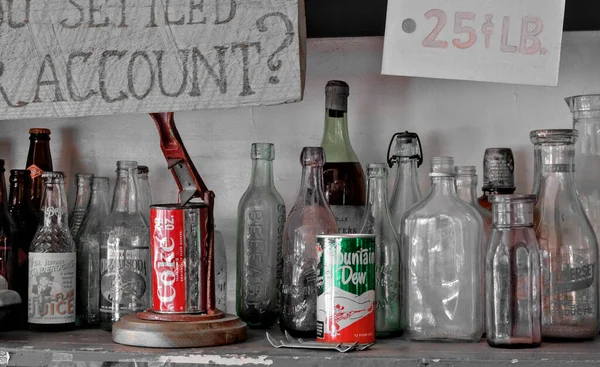 1950 'lerin ortasında rafa istiflenmiş klasik cam şişeler.