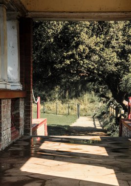 Kearsney Manastır Bahçeleri 'ndeki bir nehirden geçen tuğla bir köprüden bak.