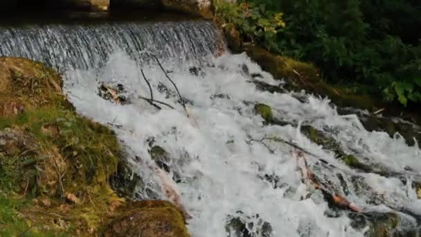 Floden Snabbt Vattenfall Bro England Slow Motion — Stockvideo