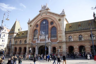 BUDAPEST, HUNGARY - 04 Mart 2019: Budapeşte 'deki büyük merkezi pazar salonu Nagy Vasarcsarnok' un dış görünümü.