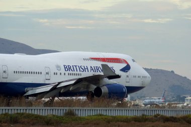 SAN FRANCISCO, CALIFORNIA, BİRLİK Devletler - 27 Kasım 2018: British Airways Boeing 747-400 San Francisco Uluslararası Havaalanı SFO 'sunun pistinde kalkıştan önce.