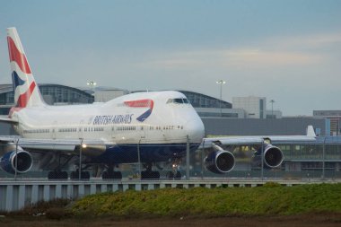 SAN FRANCISCO, CALIFORNIA, BİRLİK Devletler - 27 Kasım 2018: British Airways Boeing 747-400 San Francisco Uluslararası Havaalanı SFO 'sunun pistinde kalkıştan önce.