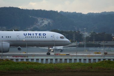 SAN FRANCISCO, CALIFORNIA, UNITED STATES - 27 Kasım 2018: United Airlines Boeing 757 San Francisco Uluslararası Havalimanı SFO 'sunun pistinde kalkıştan önce.