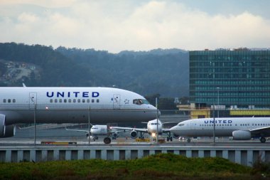 SAN FRANCISCO, CALIFORNIA, UNITED STATES - 27 Kasım 2018: United Airlines Boeing 757 San Francisco Uluslararası Havalimanı SFO 'sunun pistinde kalkıştan önce.