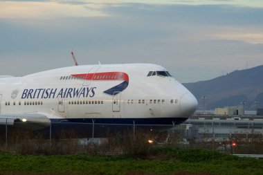 SAN FRANCISCO, CALIFORNIA, UNITED STATES - 27 Kasım 2018: British Airways Boeing 747-400 jumbo jumbo jet, asfalt üzerinde San Francisco Uluslararası Havaalanı 'ndan kalkmak üzere yola çıktı.