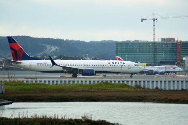 SAN FRANCISCO, CALIFORNIA, BİRLİK DEVLETLER - 27 Kasım 2018: Delta Airlines Boeing 737-800 San Francisco SFO Uluslararası Havalimanı pistine giden apron üzerinde.