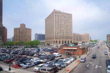 DETROIT, MICHIGAN, Birleşik Devletler - 22 Mayıs 2018: Detroit şehir merkezindeki tarihi gökdelen.