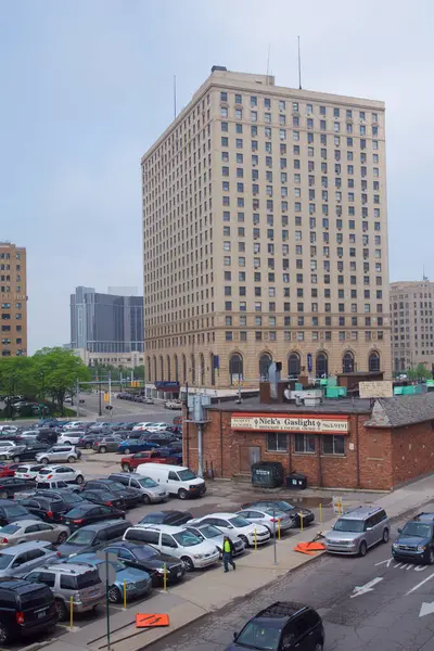 DETROIT, MICHIGAN, Birleşik Devletler - 22 Mayıs 2018: Detroit şehir merkezindeki tarihi gökdelen.
