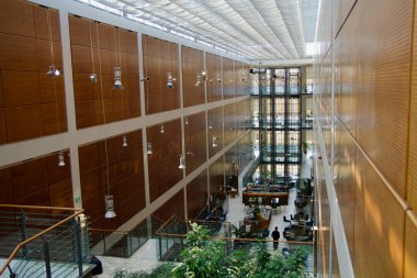 TURIN, İtalya - 13 SEP 2019: Turin 'deki eski Fiat otomobil fabrikası Lingotto' daki lüks bir otelin otel lobisine bakın.
