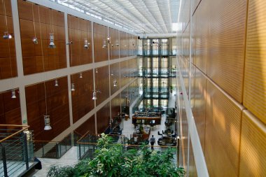 TURIN, İtalya - 13 SEP 2019: Turin 'deki eski Fiat otomobil fabrikası Lingotto' daki lüks bir otelin otel lobisine bakın.
