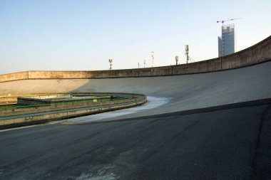 TURIN, İtalya - 14 SEP 2019: Turin 'deki eski Fiat otomobil fabrikası Lingotto' nun çatısında bulunan ve şu anda bir etkinlik ve park tesisi olarak kullanılan Efsanevi Fiat test pisti.