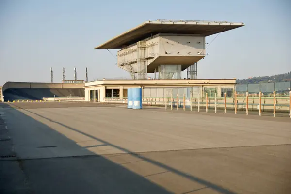 TURIN, İtalya - 14 SEP 2019: Turin 'deki eski Fiat otomobil fabrikası Lingotto' nun çatısında bulunan ve şu anda bir etkinlik ve park tesisi olarak kullanılan Efsanevi Fiat test pisti.