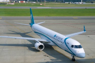 TÜRİN, İTALYA - 15 SEP 2019: Turin Havalimanı 'nın girişine park etmiş uçak yolcu bekliyor.