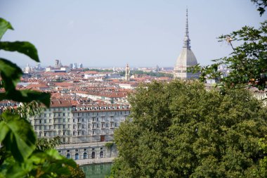 TURIN, ITALY - 15 SEP 2019: Tepeden Torino siluetinin panoramik görüntüsü, Köstebek Antonelliana ve diğer ünlü binalar.