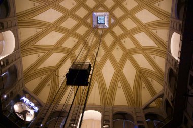 TURIN, İtalya - 15 SEP 2019: ünlü Köstebek Antonelliana 'nın içinde bir asansör.