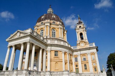 TURIN, ITALY - SEP 14, 2019: Superga 'nın yakın çekimi, aslında Basilica della Nativita di Maria Vergine, İtalya' da Torino yakınlarındaki önemli bir hac kilisesidir..