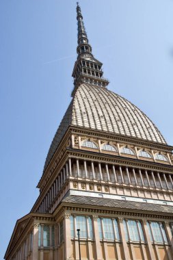 TURIN, İtalya - 14. SEP 2019: Köstebek Antonelliana, İtalya 'nın Torino kentinin bir simgesidir. 1863 ve 1889 yılları arasında yüksek ve güçlü konik kulesine sahip pavyon benzeri bina inşa edilmiştir..