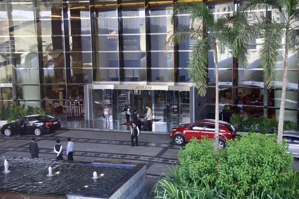 Stock image DUBAI, UNITED ARAB EMIRATES - JUN 21, 2019: Hotel entrance or driveway of a luxury hotel in Dubai Downtown.