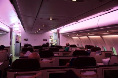 ZURİH, SWitzERLAND - 22 HAZİRAN 2019: Uçuş sırasında Business Class 'ta uzun mesafeli kamara.