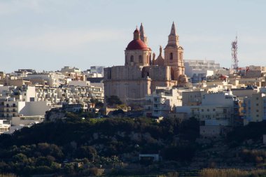 Malta, 1 Ocak 2020: Görkemli Kum Taşı Kilisesi Beyaz Saray ile çevrili.