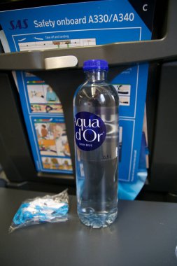 Bulutların Üzerinde, 24 Kasım 2018: Su Şişeli Uçak Ekonomi Sınıfı, Kulaklıklar ve A330 Güvenlik Kartı.