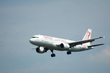 Frankfurt Havaalanı 'na yaklaşırken Tunisair' den bir Airbus A320 ele geçirildi. Uçak iniş yapmadan hemen önce alçak irtifada görüldü. Tunus 'un beyaz ve kırmızı ahırı duruyor.