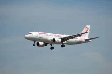Frankfurt Havaalanı 'na yaklaşırken Tunisair' den bir Airbus A320 ele geçirildi. Uçak iniş yapmadan hemen önce alçak irtifada görüldü. Tunus 'un beyaz ve kırmızı ahırı duruyor.