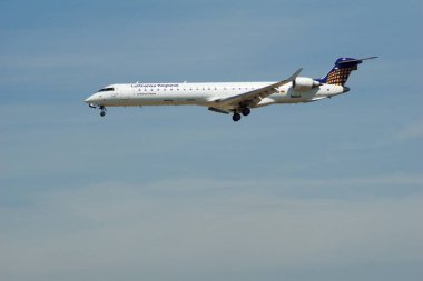 Frankfurt Havaalanı 'na yaklaşırken bir Lufthansa Bölgesel Bombardıman uçağı CRJ900 yakalandı. Uçak, zarif tasarımı ve imzasıyla Lufthansa ahırı, zarif bir şekilde gökyüzünde süzülüyor.