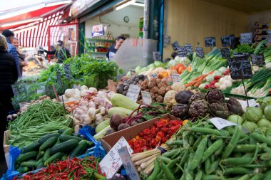 29 Nisan 2017 'de Avusturya, Viyana' da yakalanan bu canlı görüntü ünlü Naschmarkt 'ta bir sebze standı gösteriyor. Tezgah biber, domates gibi bir dizi taze ürünle dolu.